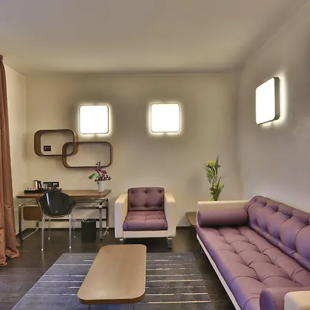 Palace Moderno מלון